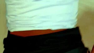 สาวมหาลัยไทยใส่ชุดนักเรียนหาทุนค่าเล่าเรียน