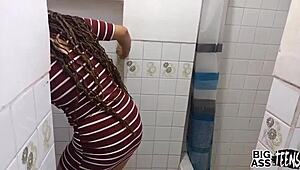 Le rompo el culo a mi sobrina en el baño en la fiesta de mi tía