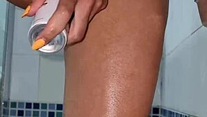 Intens deodorantflaske-leg i bruseren med barberet babe føles så vildt efter badet