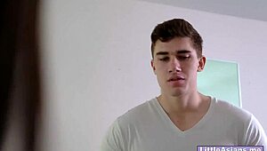 زوجة الأب الآسيوية تنضم لأخوها ومراهقة في متعة ثلاثية حارة