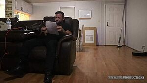 Nysgerrig nabo bliver bundet og face fucked hårdt