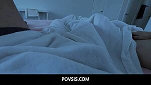 Historia POV de una hermanita delgada y culona que no puede dormir sola con Mira Monroe