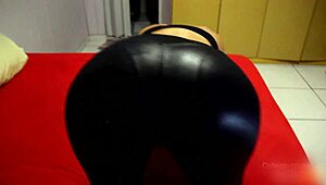 Deri tayt sürtünmesi pantolonda yapışkan bir karmaşayla bitiyor