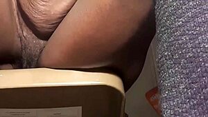 嘿，看看这个德州骚货，奶油逼和大喷射，太热了