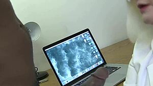 이 할머니가 큰 검은 자지를 깊게 빨 수 있을까?