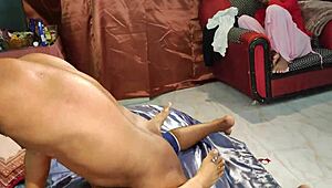 Gangbang forsome con dos chicas en bikini calientes en el dormitorio acción mamada