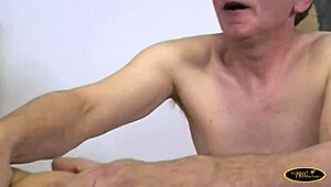 Zapeljevanje učiteljev v učilnici z navijačicami