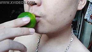 Bu Çinli Kız Kendini Yalayarak Orgazm Oluyor mu?