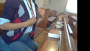 Ik ben zo geil, bevredig mezelf met speeltjes in een kerk als Duitse amateur