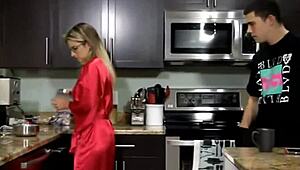 Hej, nevlastní máma mě překvapila divokou snídaní! 😜