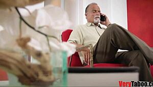 فضيحة الزوج الأب: الإخو الخطوة المنحرف يجبر أخت الخطوة على الجنس الفموي الشديد في الدش