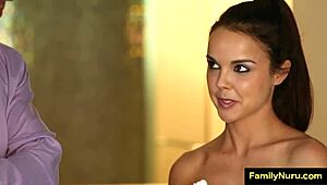 Enteada peituda seduz pai para sexo quente na viagem a Vegas