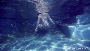 Sunny Lane Basah Nge-Suck Kontol di Kolam Umum