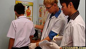 азиатска пациентка чука догги в стегнат задник в луда тройка от възбуден доктор в болница
