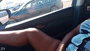 彼女が外でアソコを弄りながら挑発するのを見るのがたまらない