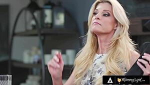 Nagy mellű Christie Stevens elkapja Adriana Chechikot és India Summert, ahogy az ágyban dugnak