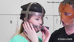 فتاة شريرة بتحتمل علاج تحليل قاسي في المعتقل