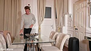 Carina principessa teen Alice prende il cazzo grosso del vicino in ogni buco GP2652