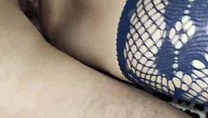 Жена у секси вешу се спетљала са мужевљевим другом