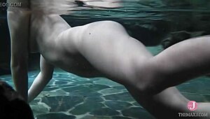 ไอดอลญี่ปุ่นในชุดว่ายน้ำโชว์หุ่นโค้งๆ สำหรับวิดีโอเฟติช