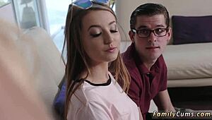 HD में स्टेपमॉम ने बॉस की स्टेपडॉटर को जोरदार चूसकर बहकाया