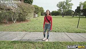 Očajna modelka trguje seksom za novac! 💸