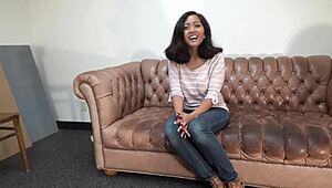 Syrena Lee brutální casting s bolestivým prdelním bušením na gauči. Sleduj, jak se trápí v POV!