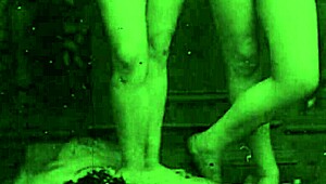 Rubia caliente aspira habitación, acaricia coño rosado. ¡Se corre fuerte sofá chupando polla!