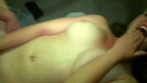 Geile sorority chicks duiken in wilde kutlikken op feestje