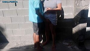 Hívtam a szomszéd építőmestert árajánlatért és véletlenül villantottam a bugyimat... lovagolnom kellett rajta! 😜