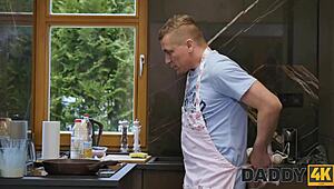 Daddy4k smaruje jej naleśnik z intensywną żądzą