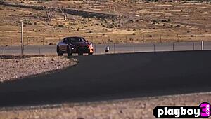 완벽한 가슴 모델 애비, 란제리 포즈 후 알몸으로 스트립