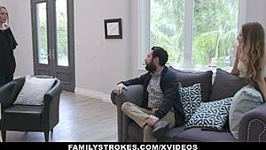 변태 계아빠가 예쁜 젊은 보지 꽉 조여 세게 박아대