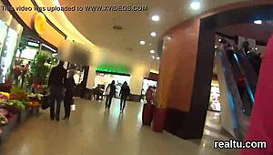 נימפומנית צ'כית מפוארת מפותה במרכז קניות, רוכבת חזק ב-POV