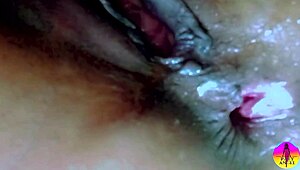 Cara, aquela garota do trailer enfia brinquedo na ação anal selvagem! Não acredito!