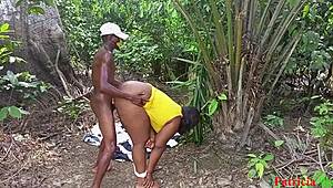 Verdammt, hab’s vermasselt, hab die BBW Desi-Tante wild im Busch mit meinem Kumpel gefickt