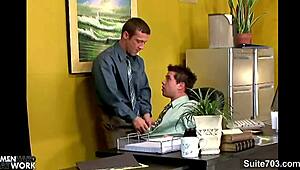 Gays excités baisent fort au bureau pendant le boulot