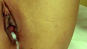 Perra japonesa cachonda se atraganta con una polla enorme mientras un vibrador le folla el coño