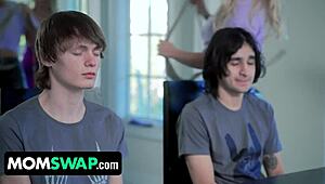 زوجات الأب كنزي لوف وأليكسيس مالون بصدر كبير يشتهين كريمة الشباب الجامعيين