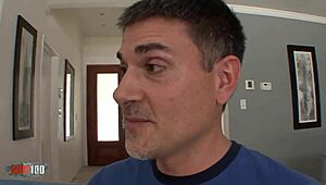 饥渴亚洲少女穿袜猛骑大屌，棕发美女被射脸