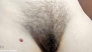 털북숭이 블론드가 육즙 가슴으로 솔로 쇼