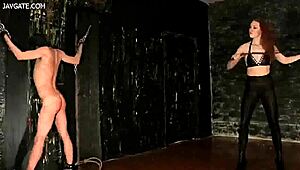 嘿，看Xena作为奴隶被狠狠鞭打！😈