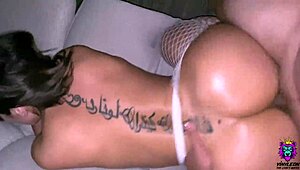 Brune au gros cul se fait défoncer l'anal brutalement à Las Vegas sauvage