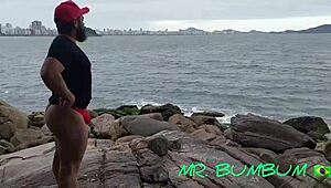 لعنة، أحب مشاهدة هذه العاهرة منحنية على صخور الشاطئ