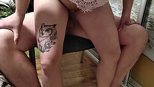 Po práci Emma jazdi ako cowgirl s dráždením pičky a kumulom vo vnútri jej krásnej oholenej pičky