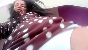 听着，这个严厉熟女在狂野角色扮演中施加纯粹羞辱，你不会相信她用大奶子怎么支配！