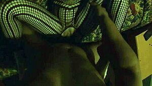 बड़ी छाती वाली कूगर युवा सौतेले बेटे के साथ तीखे POV एक्शन में मस्ती करती है