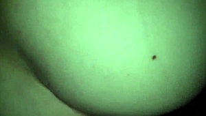 Pareja amateur disfruta de un rapidito interracial caliente en la cama