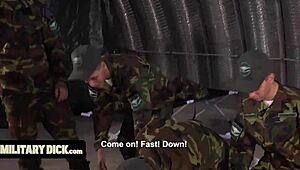 Militarydick latinalaiset sotilaat tottelevat sargea ja ottavat sen syvälle! 😈