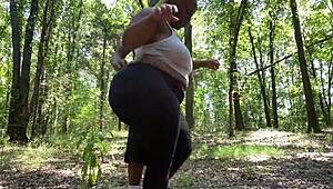 HandsomeDevan Encontra BBW de Rabão Perdida na Mata e Arromba o Cu!